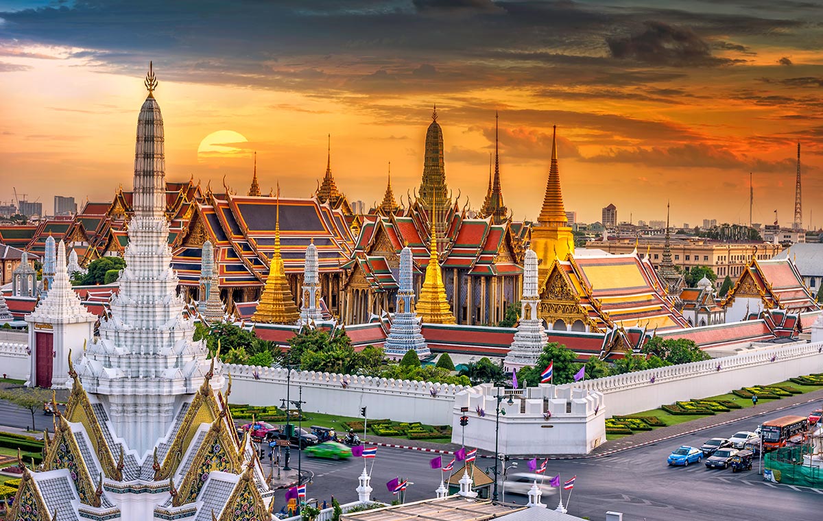 Marvel at the amazingly vibrant Bangkok palaces and temples with last minute flights. Marvel at the amazingly vibrant Bangkok palaces and temples with last minute flights. - IFlyFirstClass