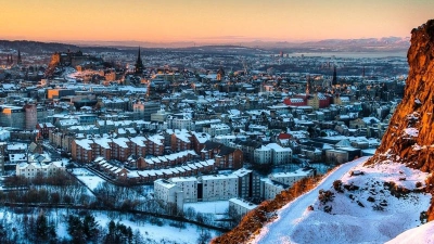  Revel in the regalia of Holyrood Palace and last minute first class flights to Edinburgh. - IFlyFirstClass